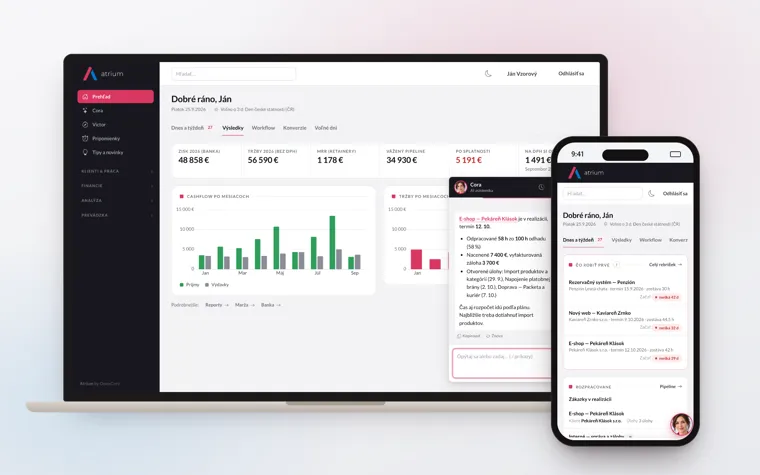 Atrium CRM na notebooku a mobile — výsledky firmy a asistentka Cora